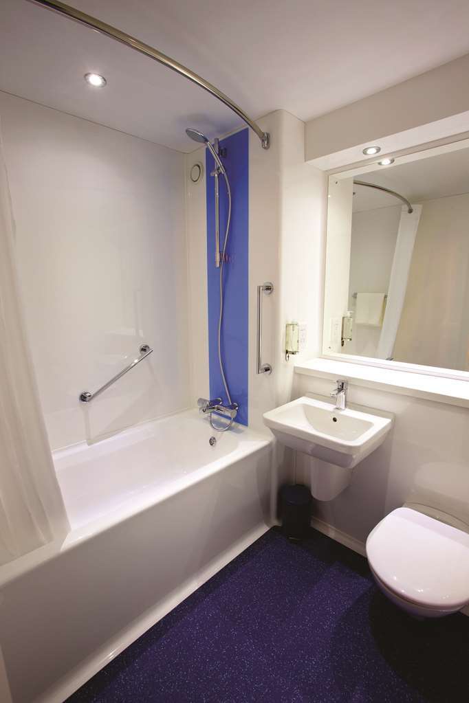 Travelodge Birmingham Oldbury オールドベリー 部屋 写真