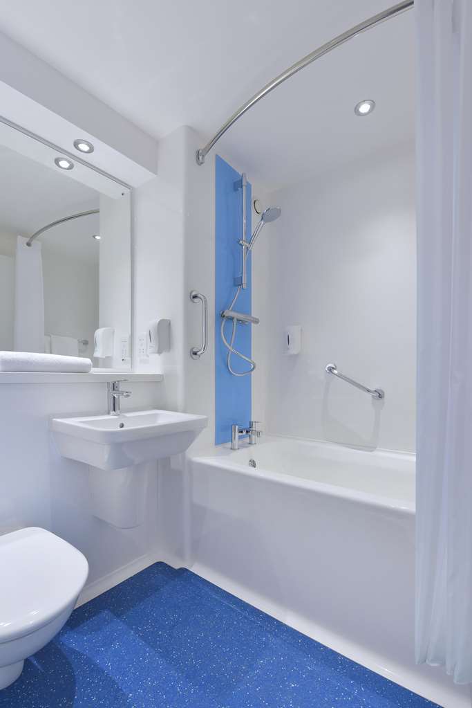 Travelodge Birmingham Oldbury オールドベリー 部屋 写真